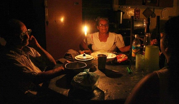 Largos apagones castigan a Santo Domingo Este