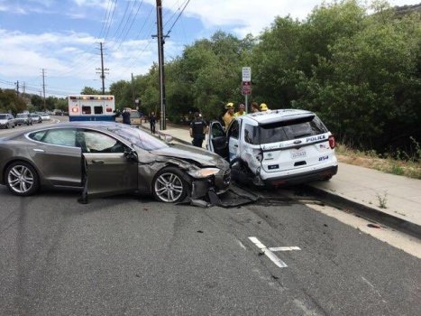 Automóviles con piloto automático crean problemas legales a Tesla