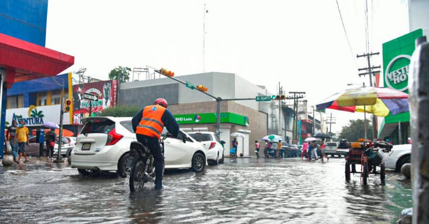 COE declara alerta verde en Santo Domingo y 12 provincias más por onda tropical