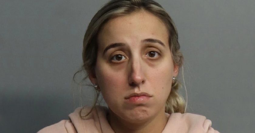 Detienen profesora en Florida por tener sexo con estudiante de 14 años varias veces