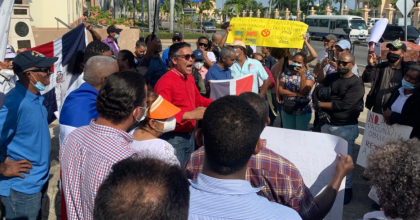 Cientos protestan frente a Palacio contra dictadura sanitaria de vacuna obligatoria