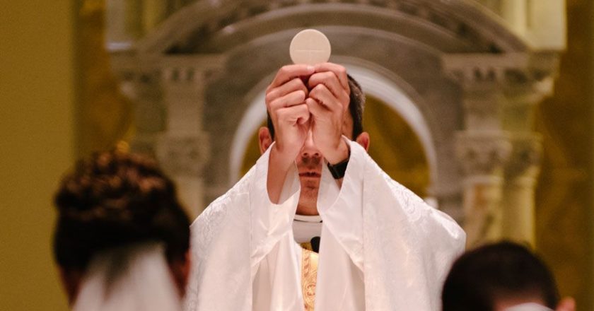 Pederastia en Iglesia católica francesa sobrepasa las 200 mil víctimas desde 1950