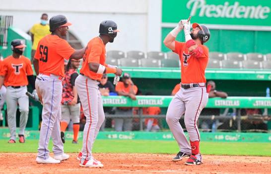 Toros del Este vencen a Estrellas Orientales en primer juego de pretemporada