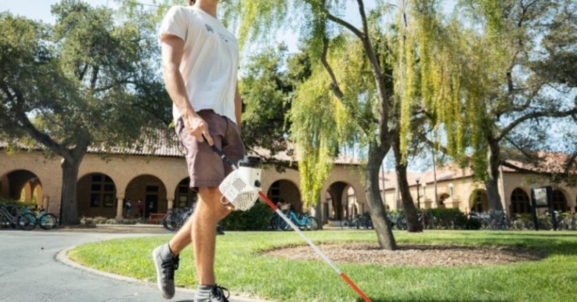 Crean bastón inteligente para invidentes que aumenta 18% velocidad de caminata de quien lo usa